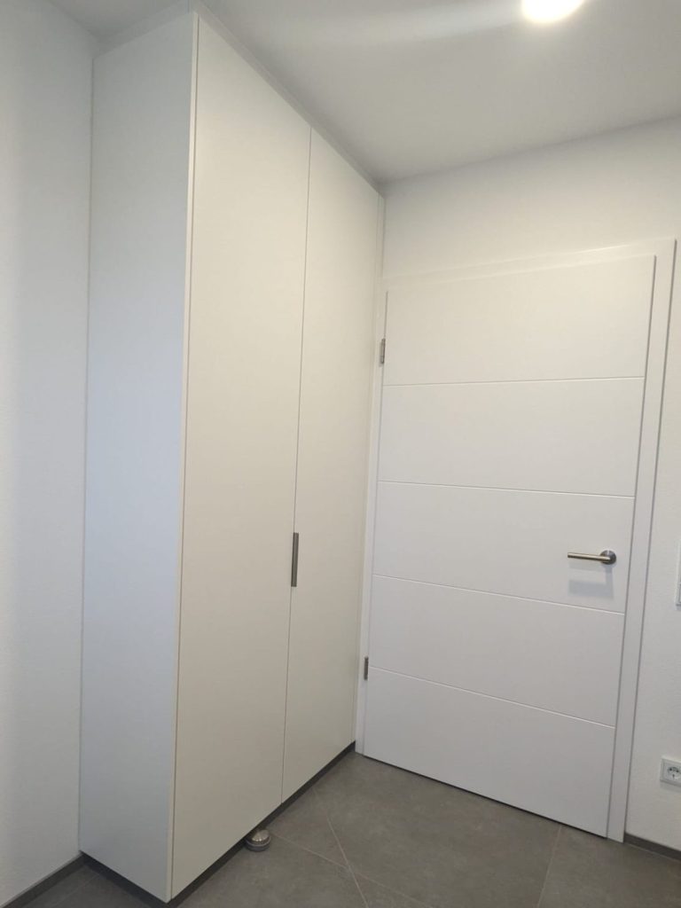 Schranksystem im Arbeitszimmer, modern und schlicht